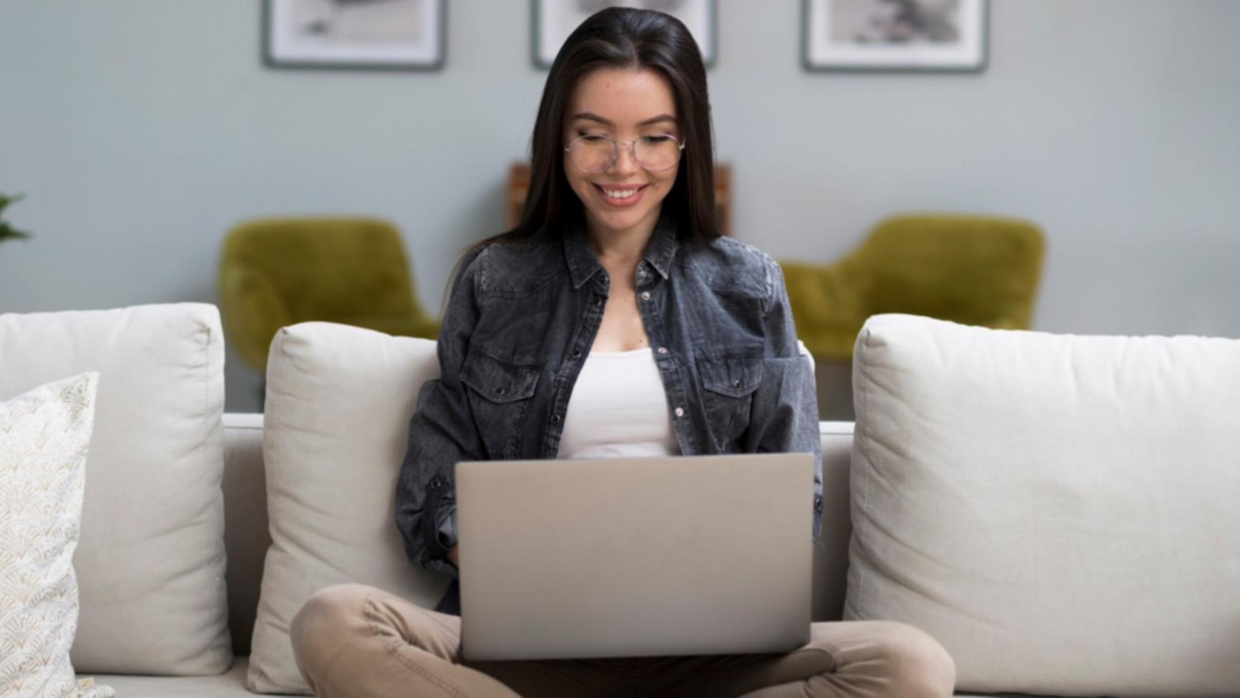 Estudiante trabajando en planificación financiera personal